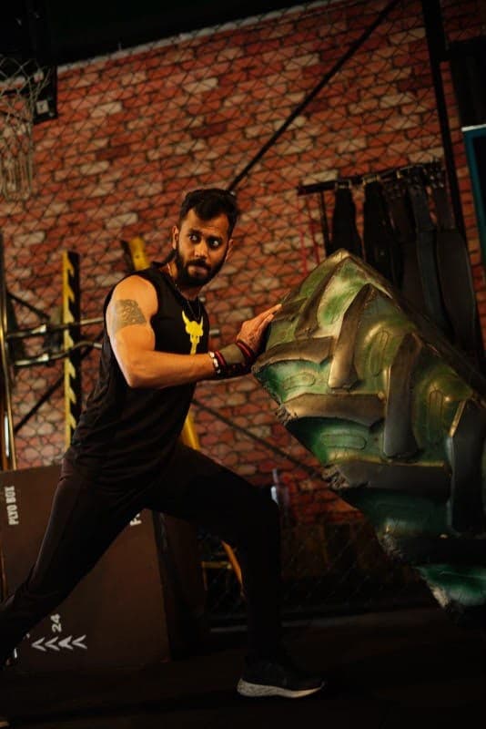 Shashi Kumar training with a tyre